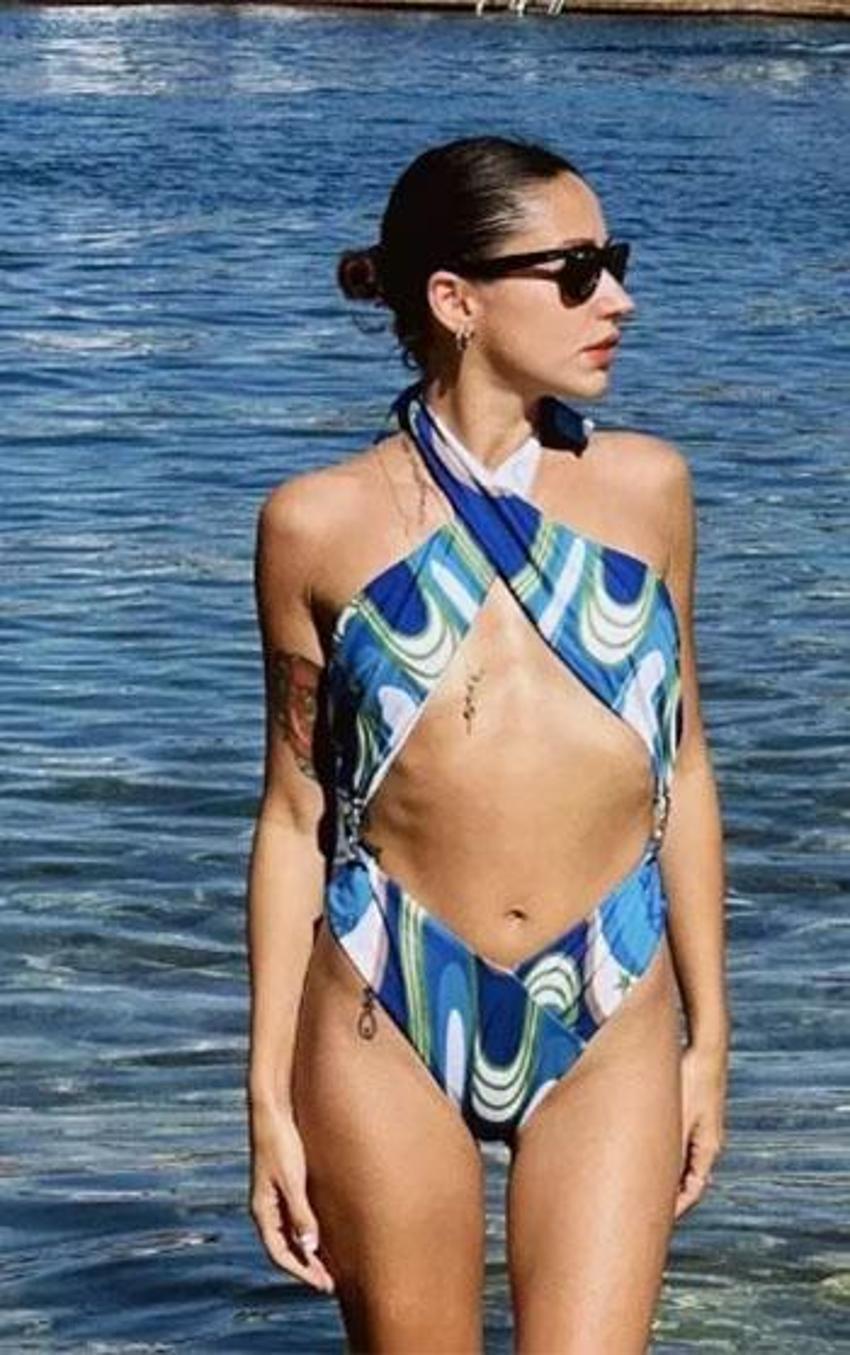 Bu kez ayaklarını gizledi: Zeynep Bastık'tan sevgilisine bikinili poz