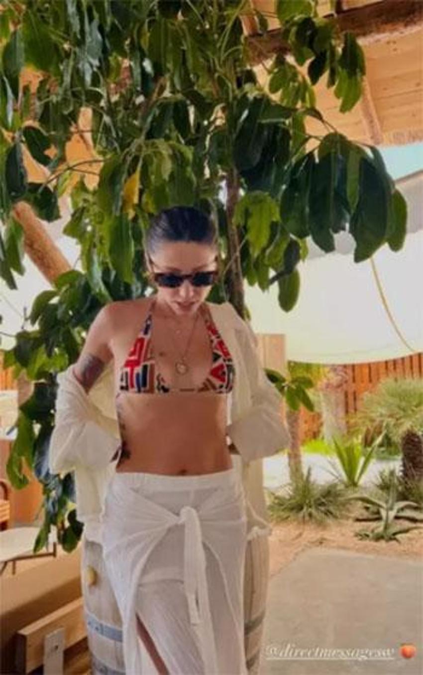 Bu kez ayaklarını gizledi: Zeynep Bastık'tan sevgilisine bikinili poz
