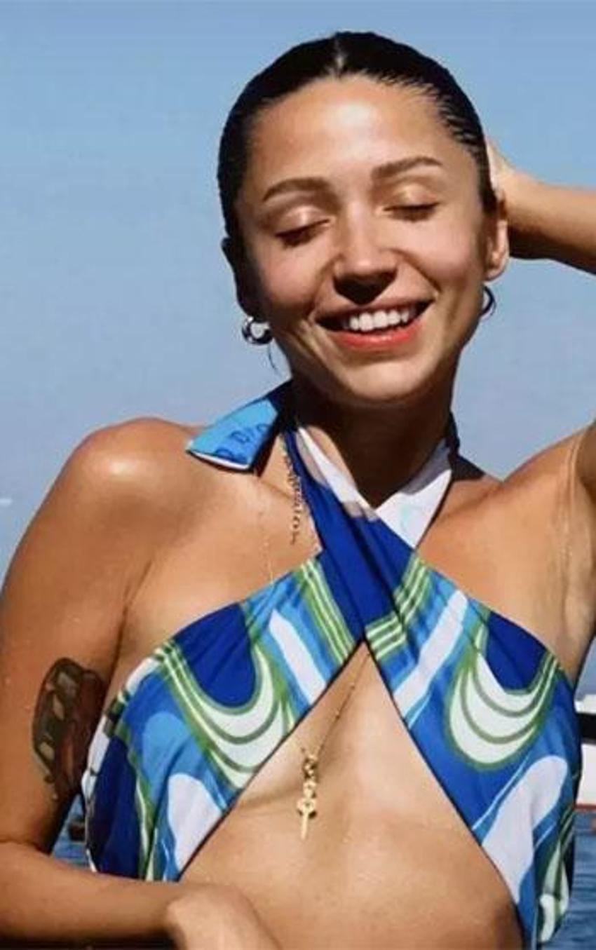 Bu kez ayaklarını gizledi: Zeynep Bastık'tan sevgilisine bikinili poz