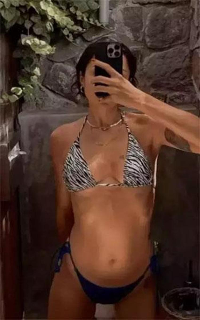 Bu kez ayaklarını gizledi: Zeynep Bastık'tan sevgilisine bikinili poz