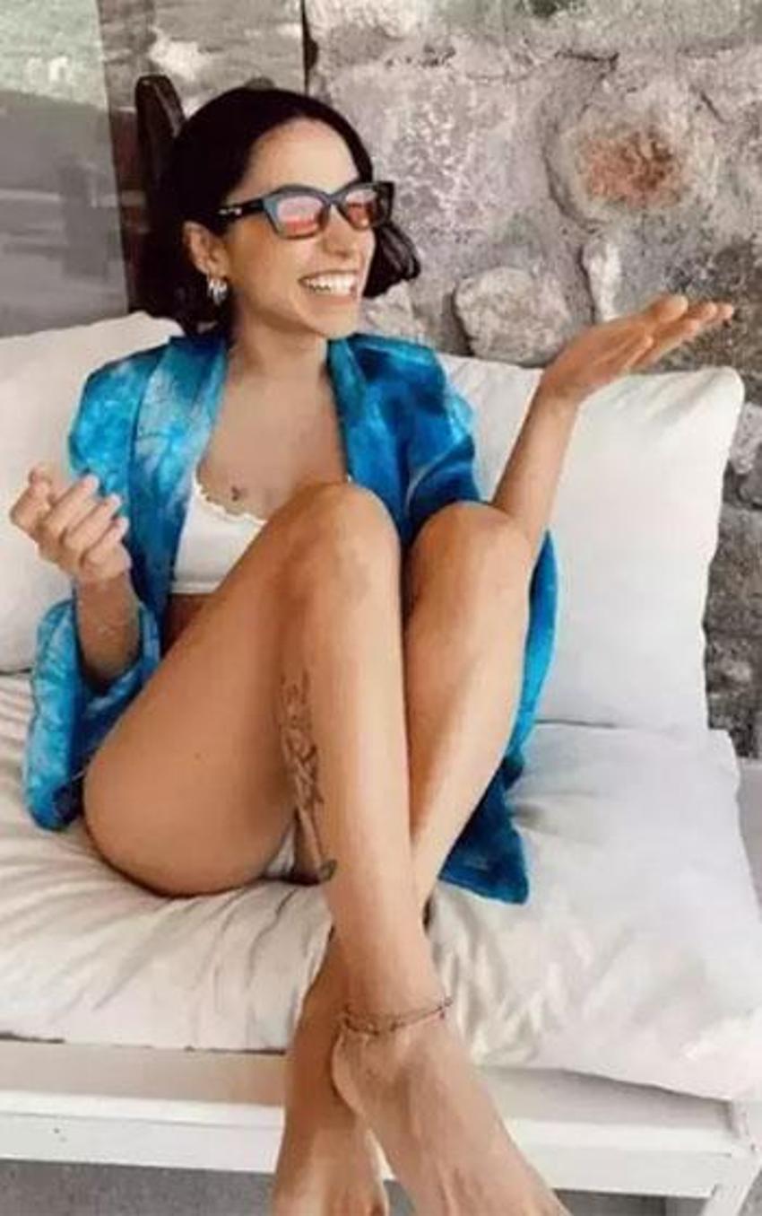 Bu kez ayaklarını gizledi: Zeynep Bastık'tan sevgilisine bikinili poz