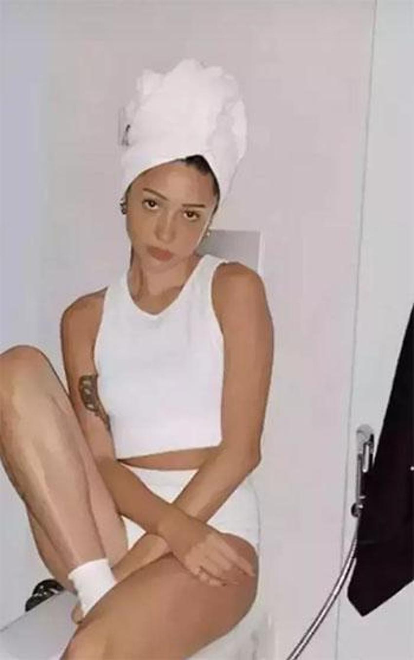 Bu kez ayaklarını gizledi: Zeynep Bastık'tan sevgilisine bikinili poz