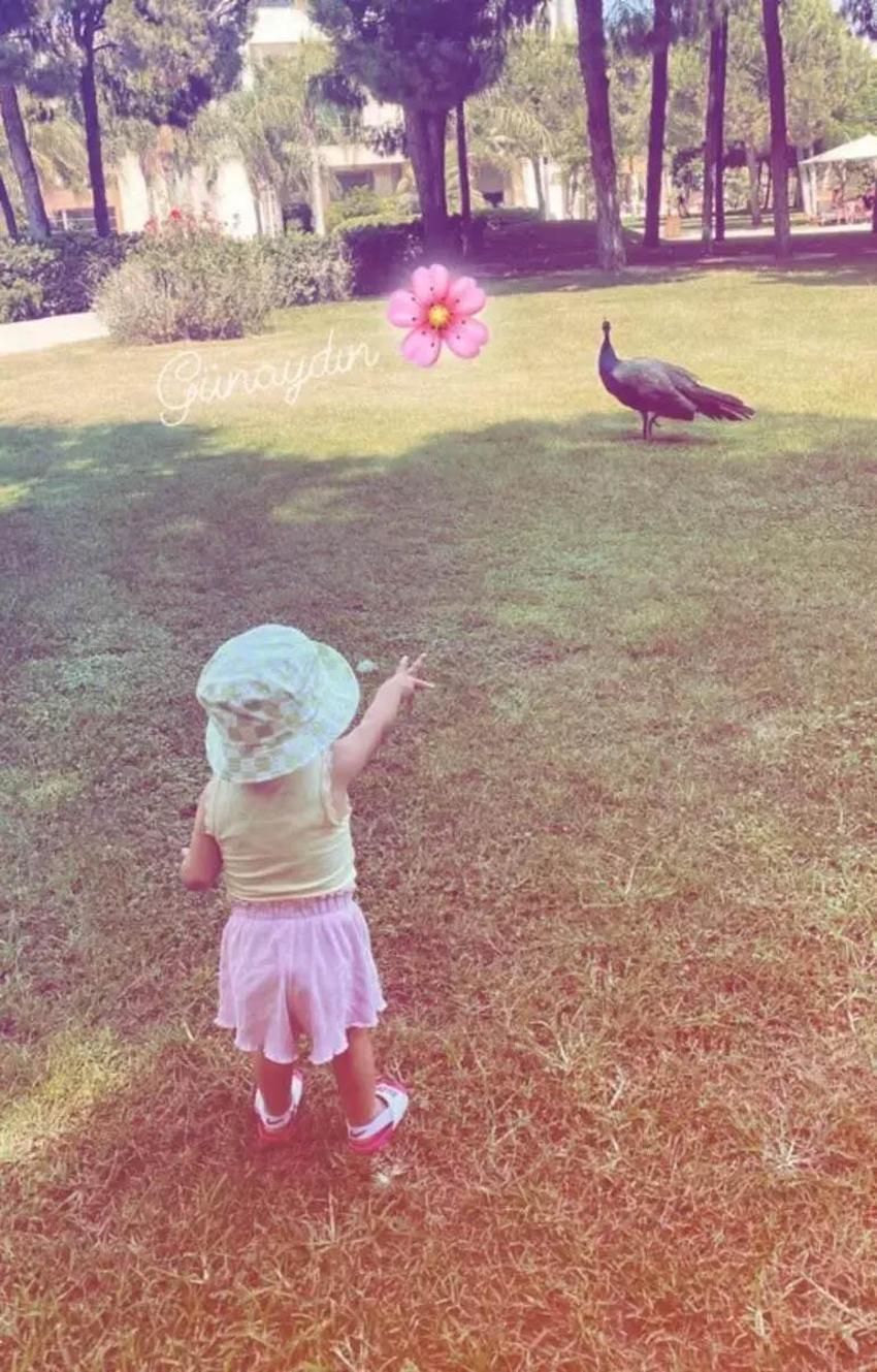Sinem Kobal'dan ilk aile pozu! 'Mutlu aile tablosu'