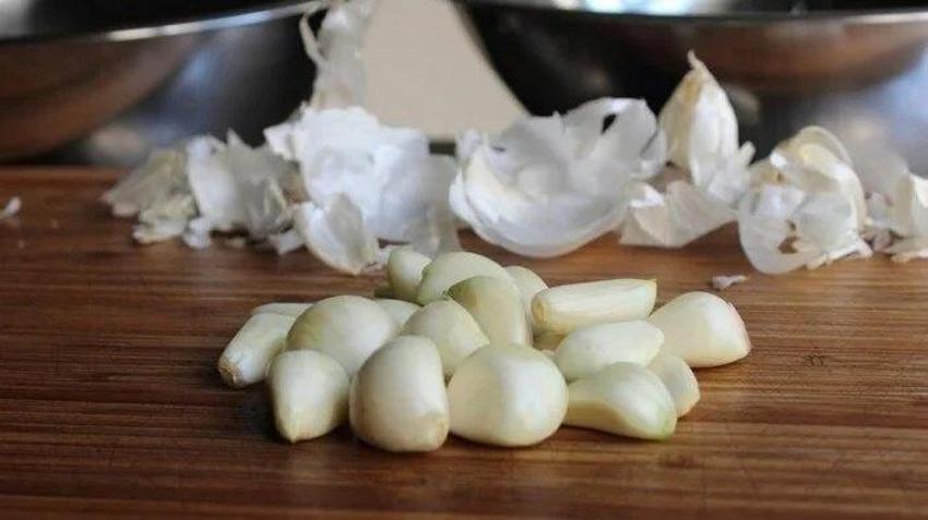 Asıl şifa kabuğunda saklı: Sarımsak kabuğunun faydaları listeye sığmıyor!