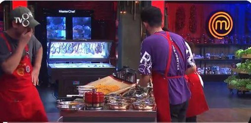 Suna yemeği döktü stüdyo karıştı! MasterChef All Star'da kaptan Alican'ın bu hereketi konuşuldu
