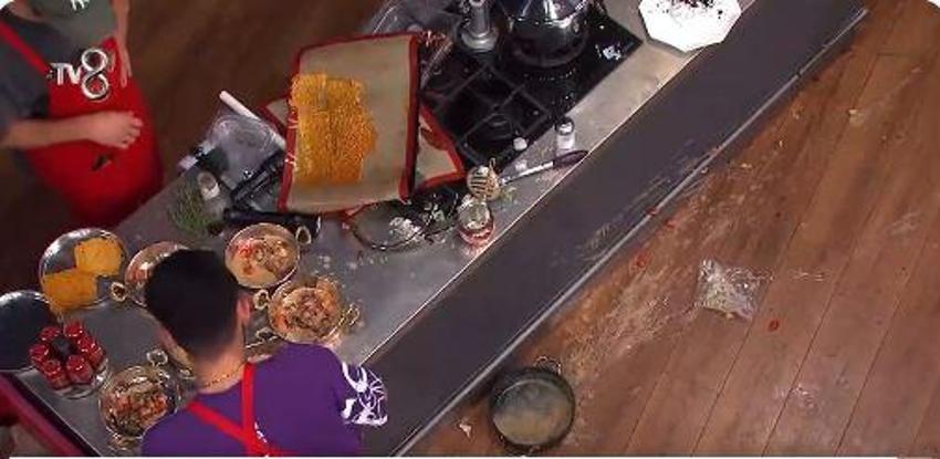 Suna yemeği döktü stüdyo karıştı! MasterChef All Star'da kaptan Alican'ın bu hereketi konuşuldu
