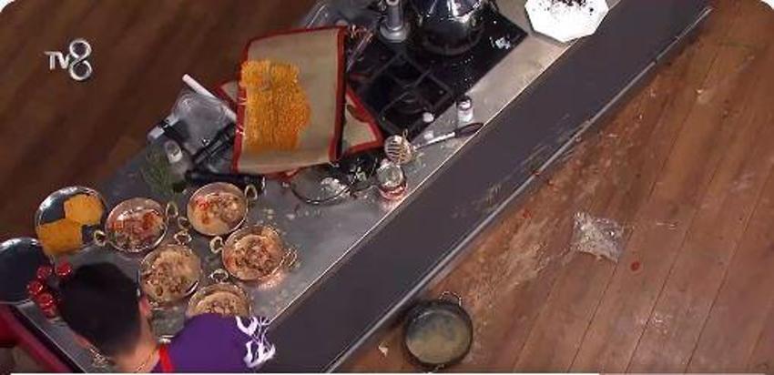 Suna yemeği döktü stüdyo karıştı! MasterChef All Star'da kaptan Alican'ın bu hereketi konuşuldu