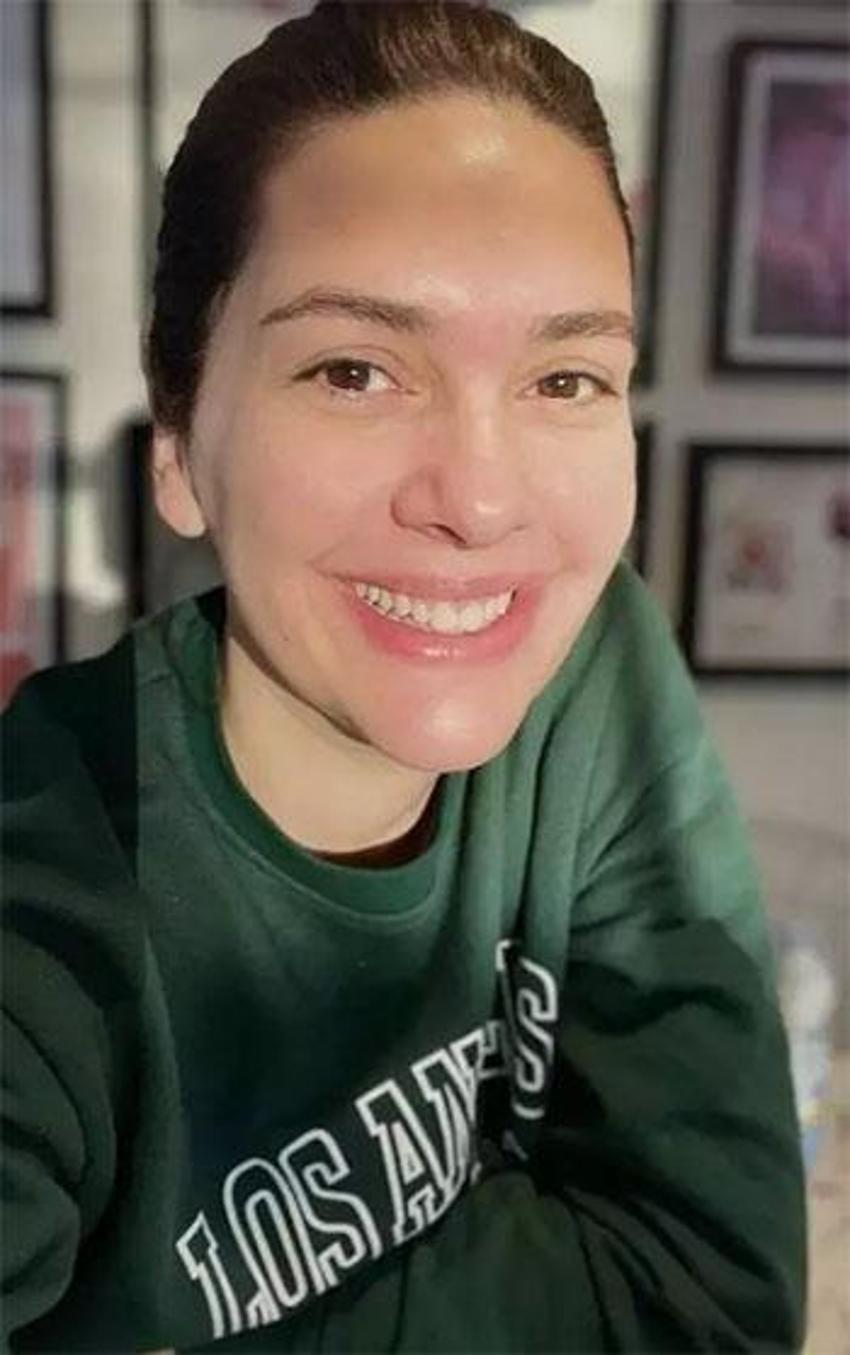Bergüzar Korel beyaz bikinisiyle görenleri mest etti: Fit fiziğiyle hayran bıraktı