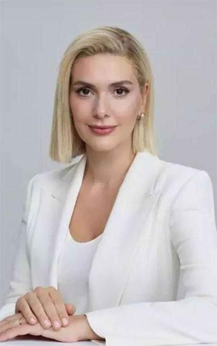 Bergüzar Korel beyaz bikinisiyle görenleri mest etti: Fit fiziğiyle hayran bıraktı