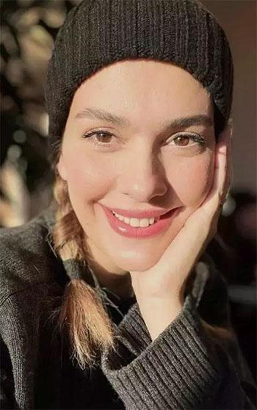 Bergüzar Korel beyaz bikinisiyle görenleri mest etti: Fit fiziğiyle hayran bıraktı