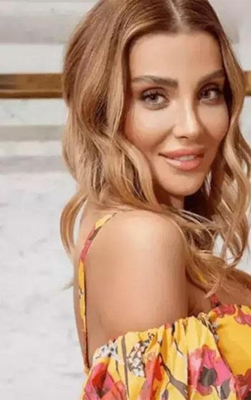 Özge Ulusoy milyonluk yüzüğüyle dikkat çekti