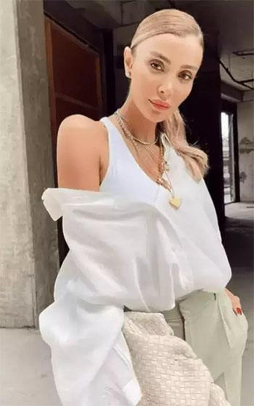 Özge Ulusoy milyonluk yüzüğüyle dikkat çekti