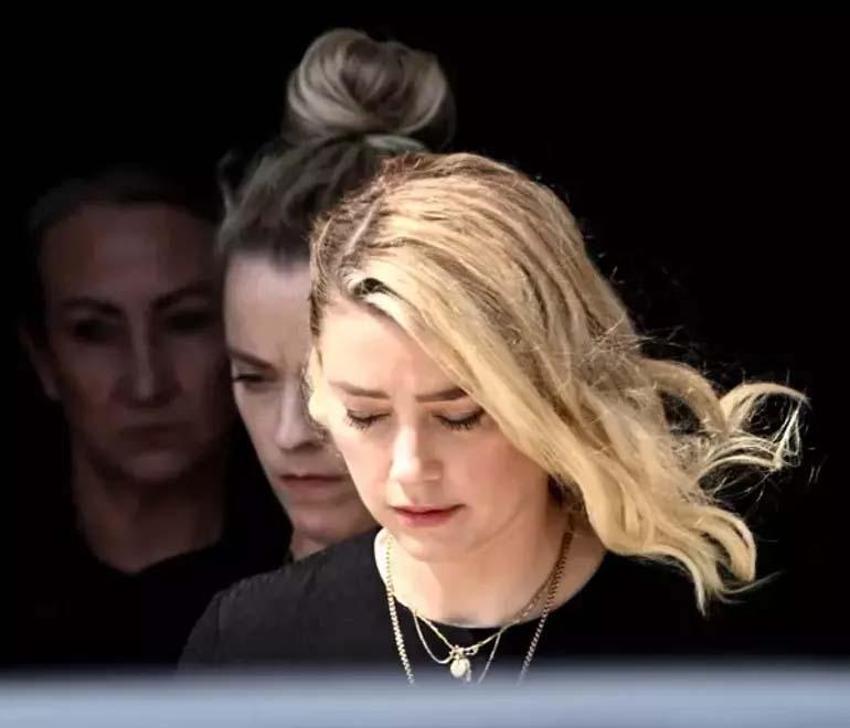 Amber Heard olaylı davayı kaybettikten sonra koltuk değnekleriyle görüntülendi!