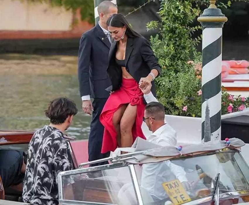 Demet Özdemir, "12 yıldır ana akımda durmadan çalıştım' diyerek samimi açıklamalarda bulundu