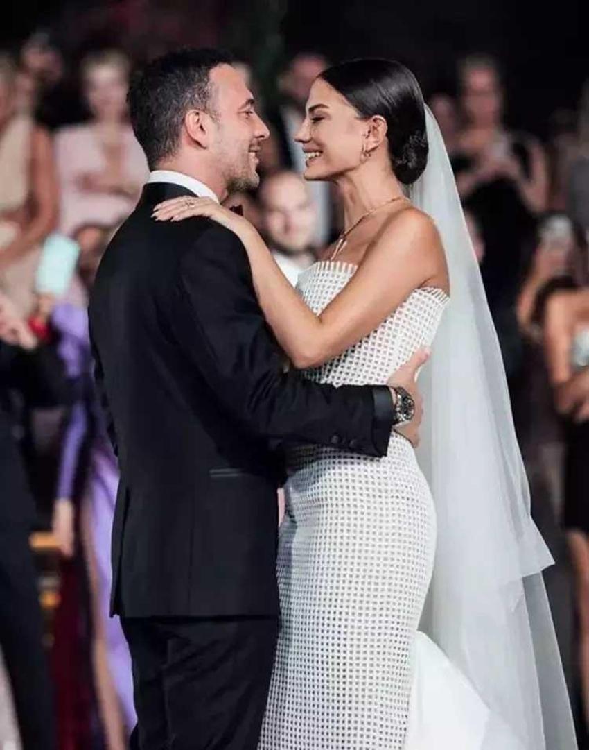 Demet Özdemir Venedik Film Festivali kombini eleştirildi! Eteğinin fiyatın dudak uçuklattı