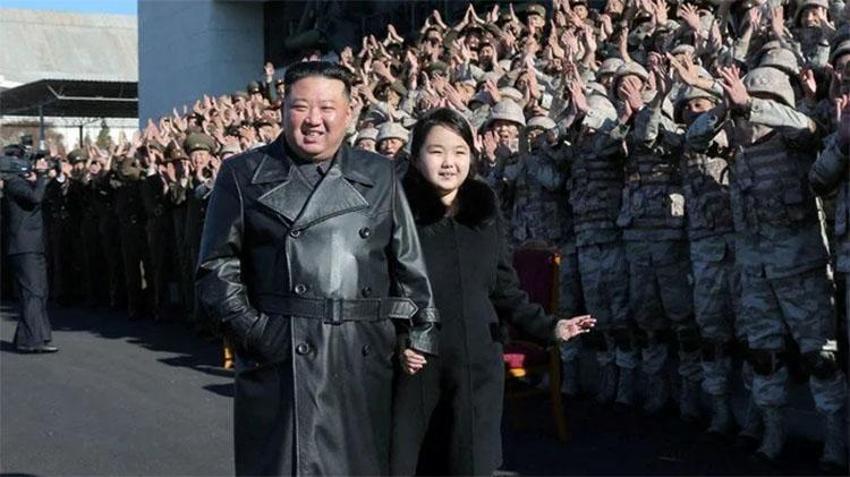 Batı tarzı giyinmeyi yasaklamıştı: Kuzey Kore lideri Kim Jong-un ayakkabılarıyla şaşırttı