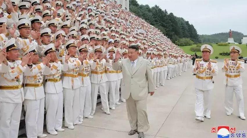 Batı tarzı giyinmeyi yasaklamıştı: Kuzey Kore lideri Kim Jong-un ayakkabılarıyla şaşırttı