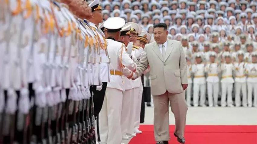 Batı tarzı giyinmeyi yasaklamıştı: Kuzey Kore lideri Kim Jong-un ayakkabılarıyla şaşırttı