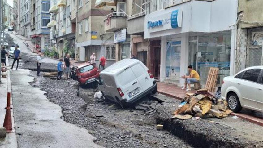 Samsun'da sel: Yollar çöktü, caddeler göle döndü