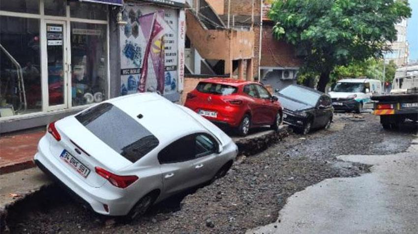 Samsun'da sel: Yollar çöktü, caddeler göle döndü