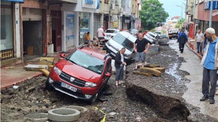 Samsun'da sel: Yollar çöktü, caddeler göle döndü