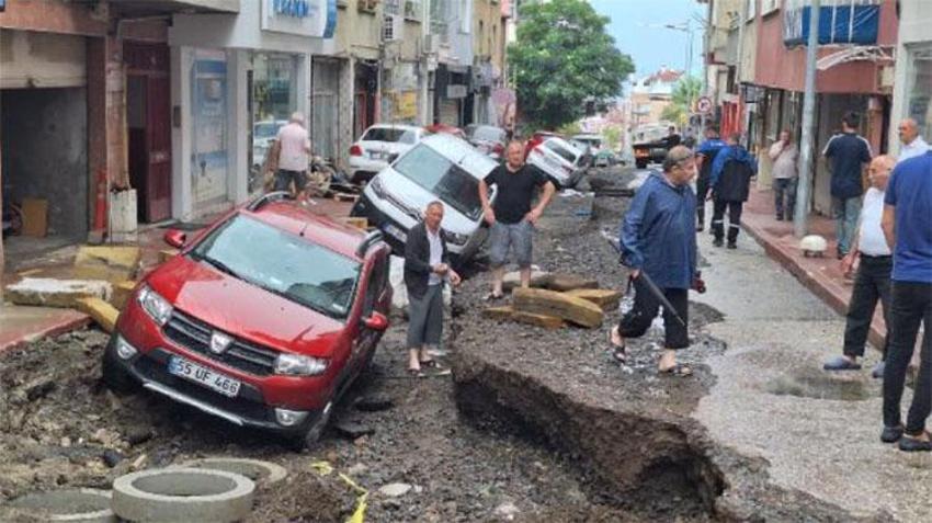 Samsun'da sel: Yollar çöktü, caddeler göle döndü