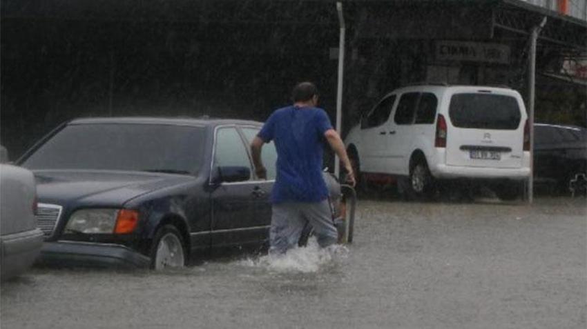 Samsun'da sel: Yollar çöktü, caddeler göle döndü