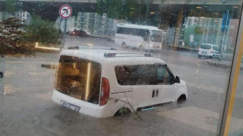Samsun'da sel: Yollar çöktü, caddeler göle döndü