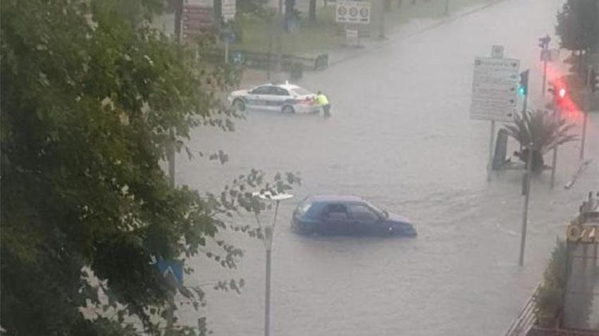 Samsun'da sel: Yollar çöktü, caddeler göle döndü