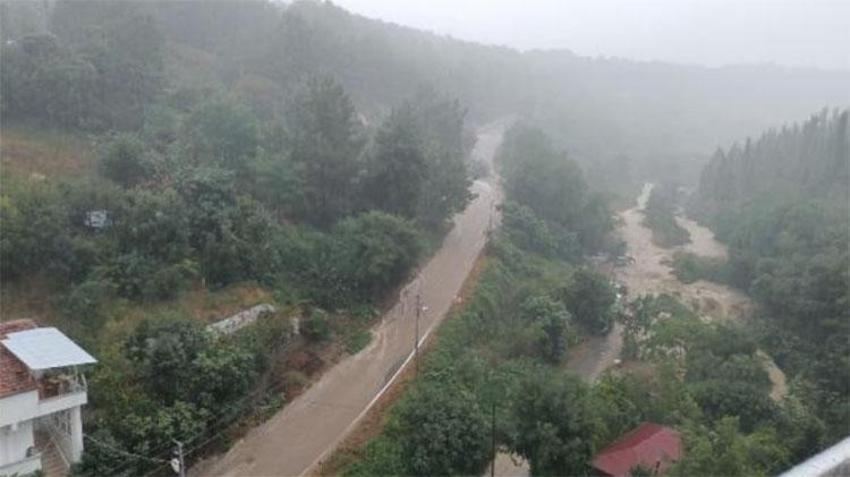 Samsun'da sel: Yollar çöktü, caddeler göle döndü
