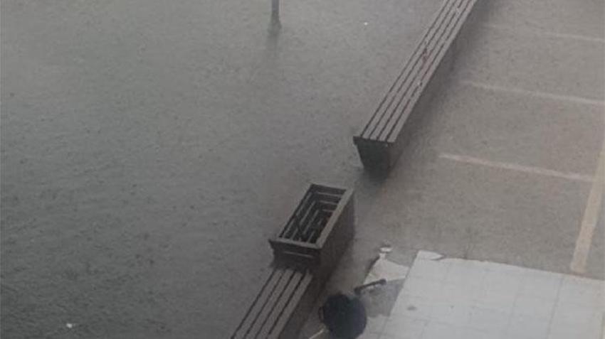 Samsun'da sel: Yollar çöktü, caddeler göle döndü