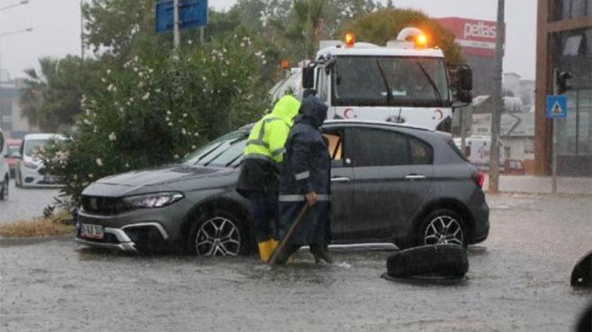 Samsun'da sel: Yollar çöktü, caddeler göle döndü
