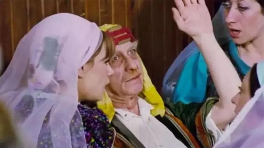 Tosun Paşa filminin çekimlerinde deveden düşerek ölmüştü! Akil Öztuna'nın kızı da kendisi kadar ünlüymüş!