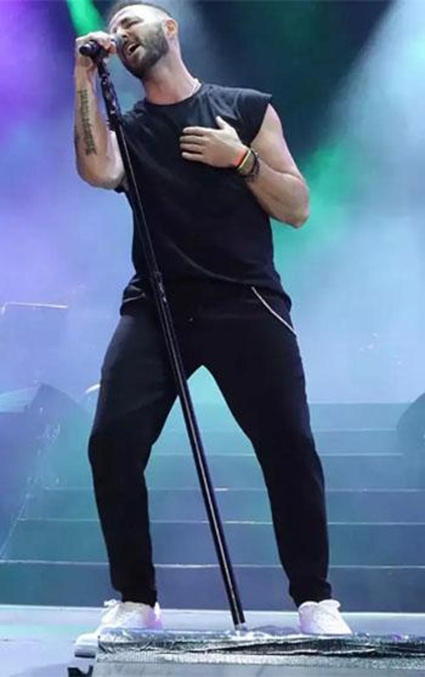 Gökhan Özen 7 yıl sonra Türkiye'ye döndü: İlk konserini verdi