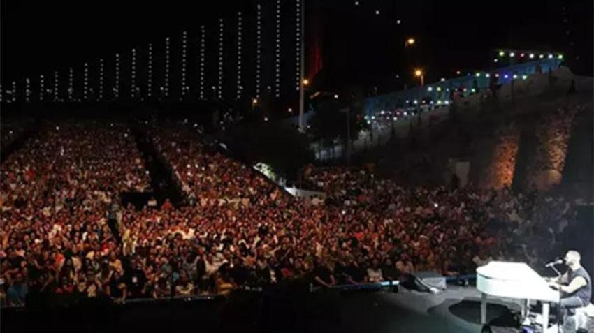 Gökhan Özen 7 yıl sonra Türkiye'ye döndü: İlk konserini verdi