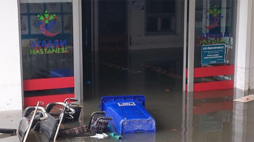 Samsun'da sel: Yollar çöktü, caddeler göle döndü