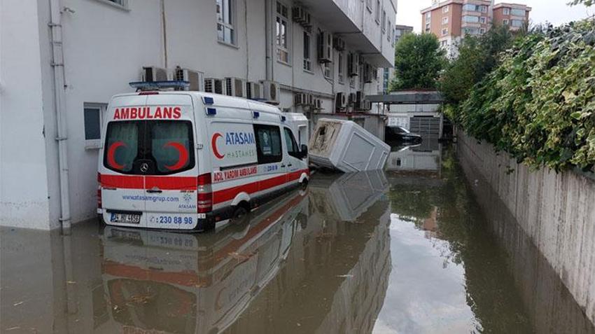 Samsun'da sel: Yollar çöktü, caddeler göle döndü