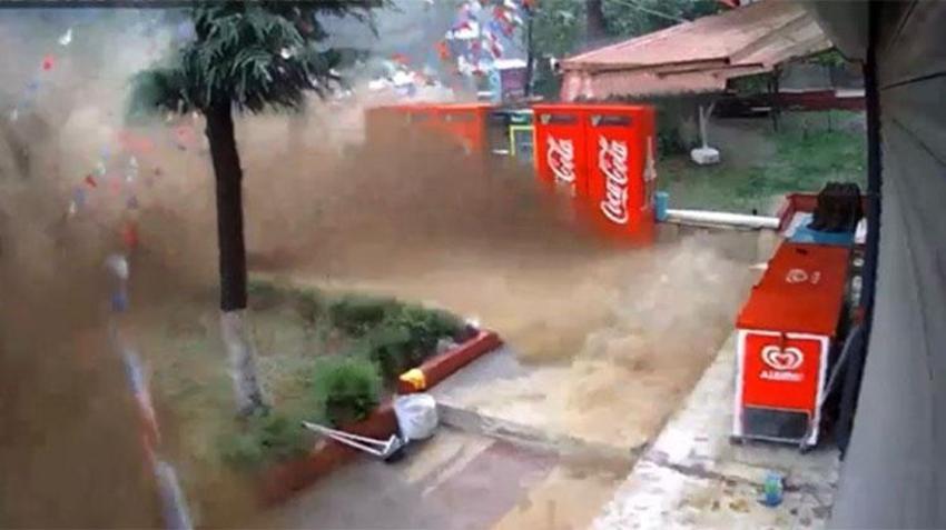 Samsun'da sel: Yollar çöktü, caddeler göle döndü
