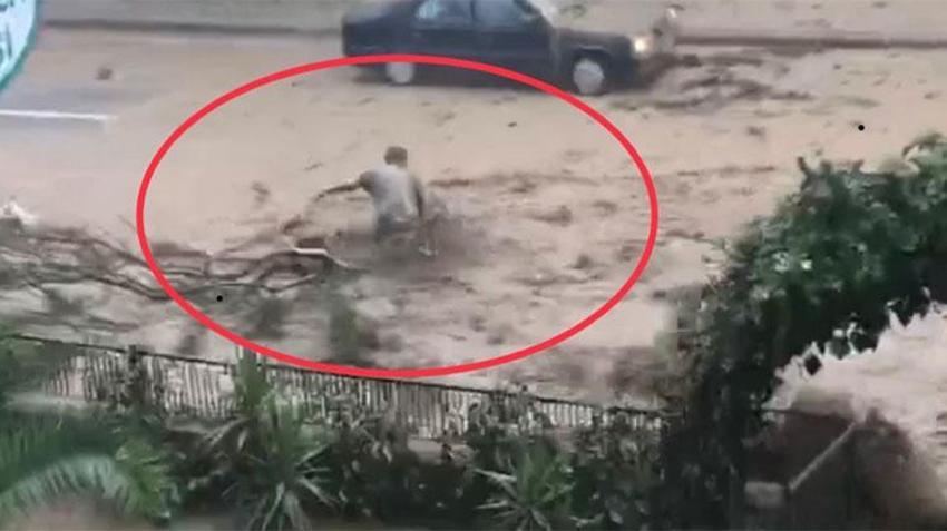 Samsun'da sel: Yollar çöktü, caddeler göle döndü