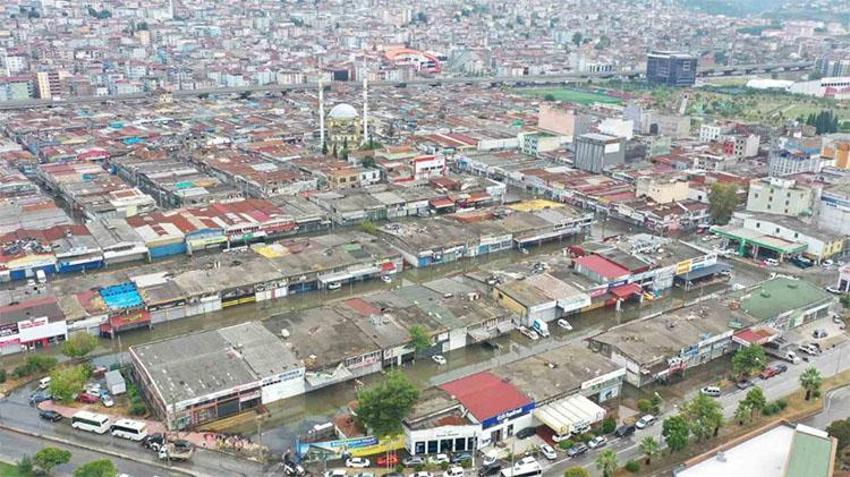 Samsun'da sel: Yollar çöktü, caddeler göle döndü