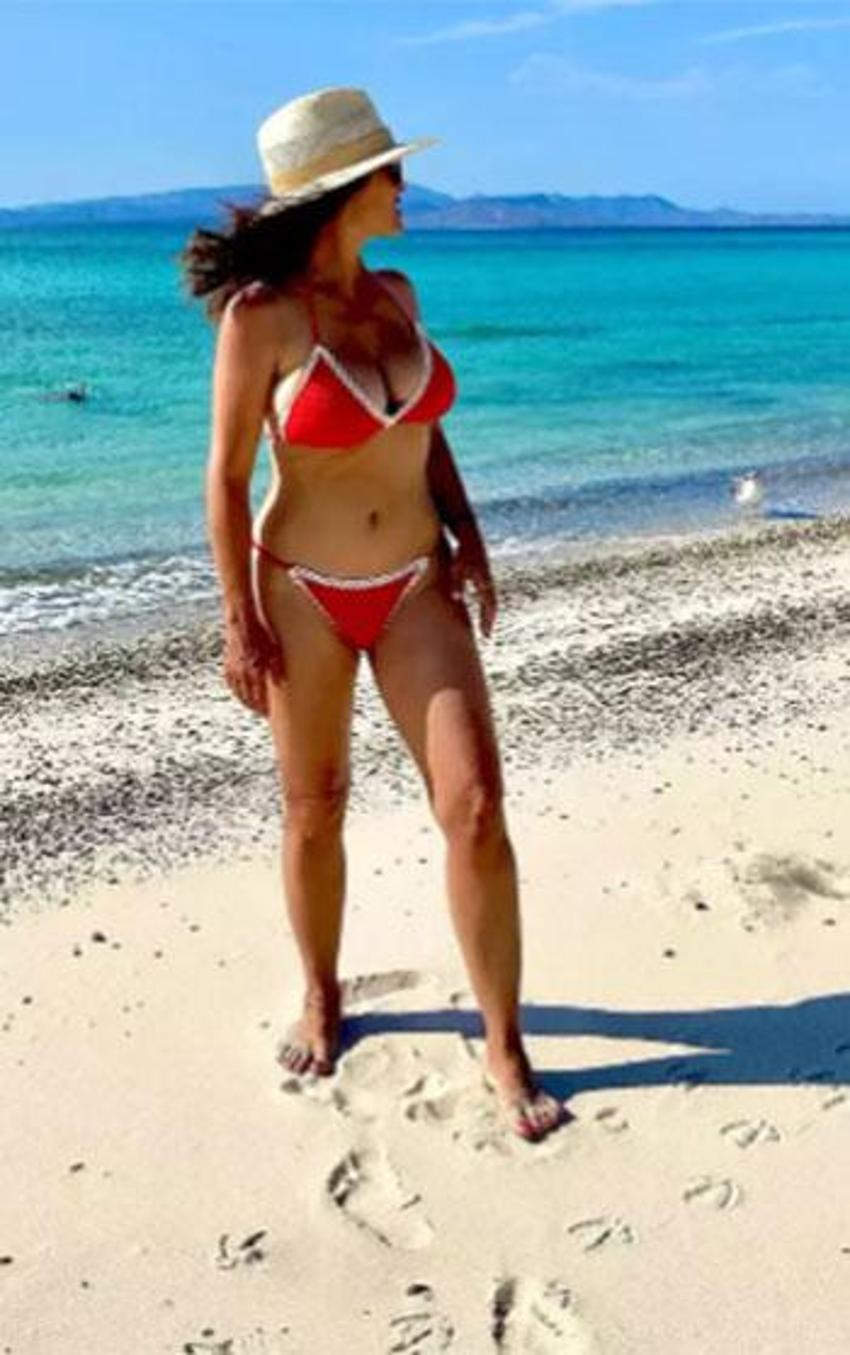 Salma Hayek'ten 57. yaş gününe özel kareler: Kırmızı bikinisiyle görenleri hayran bıraktı