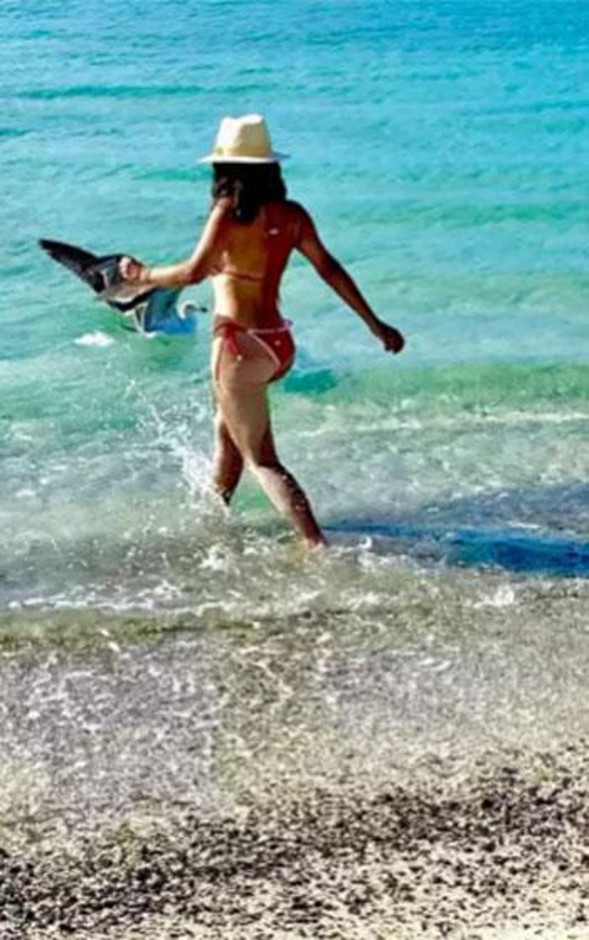Salma Hayek'ten 57. yaş gününe özel kareler: Kırmızı bikinisiyle görenleri hayran bıraktı