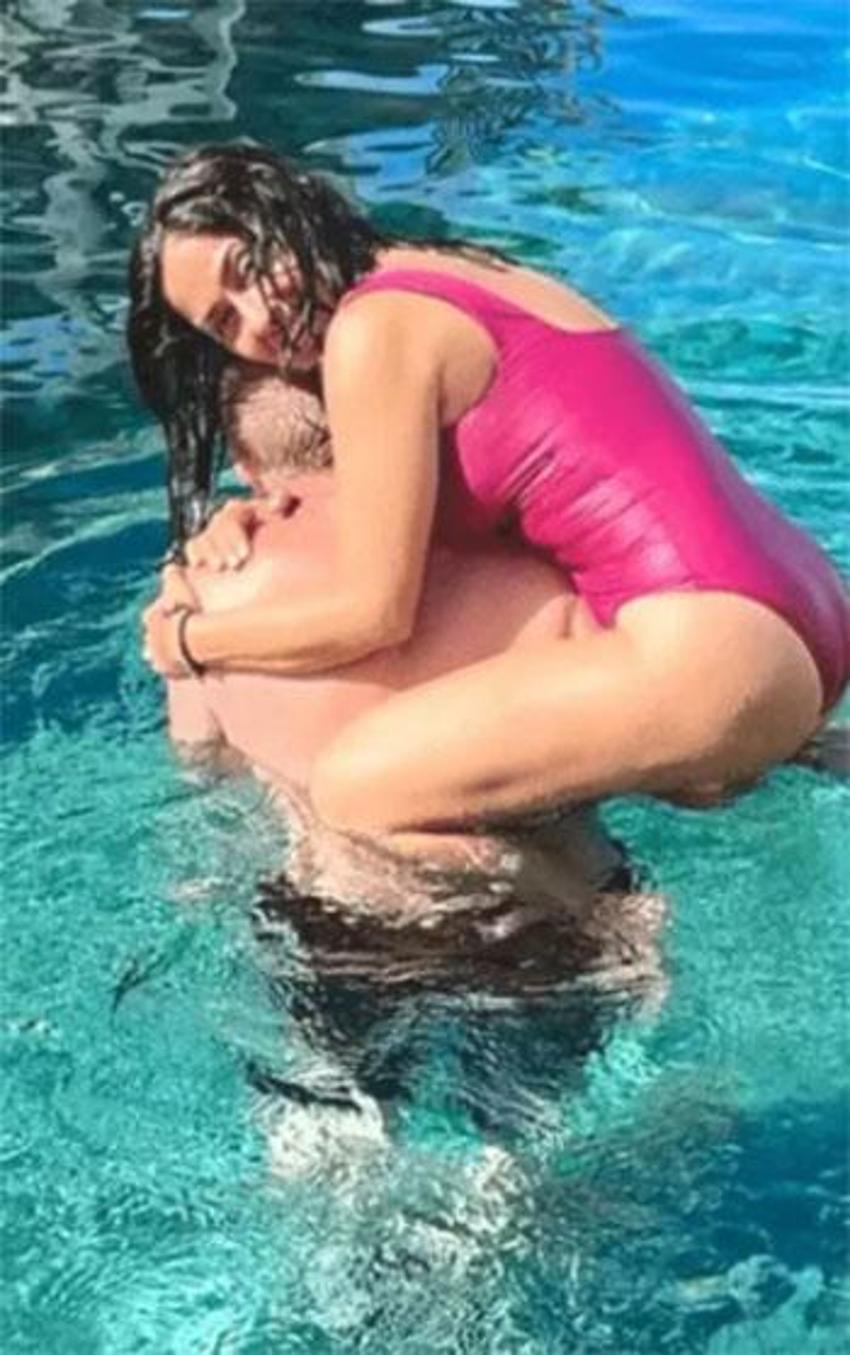 Salma Hayek'ten 57. yaş gününe özel kareler: Kırmızı bikinisiyle görenleri hayran bıraktı