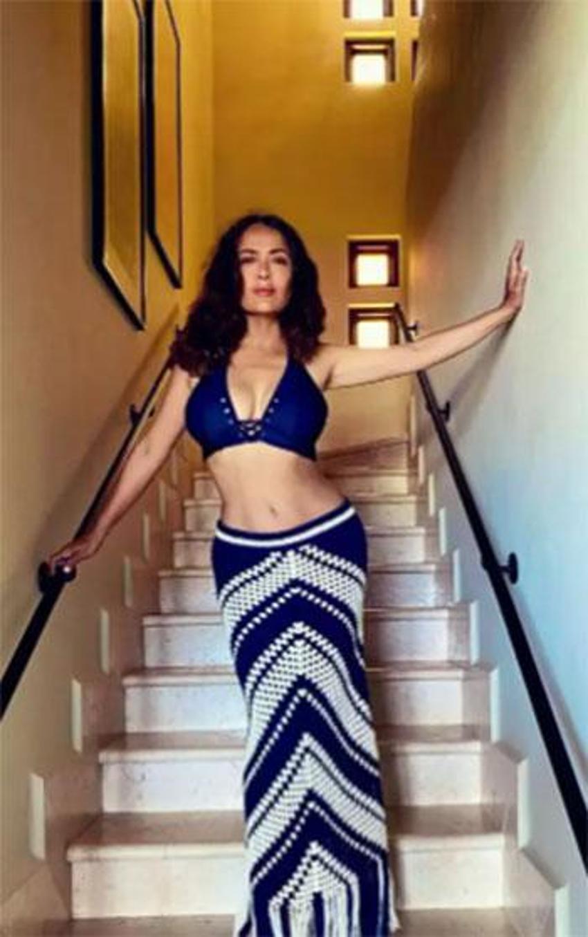 Salma Hayek'ten 57. yaş gününe özel kareler: Kırmızı bikinisiyle görenleri hayran bıraktı