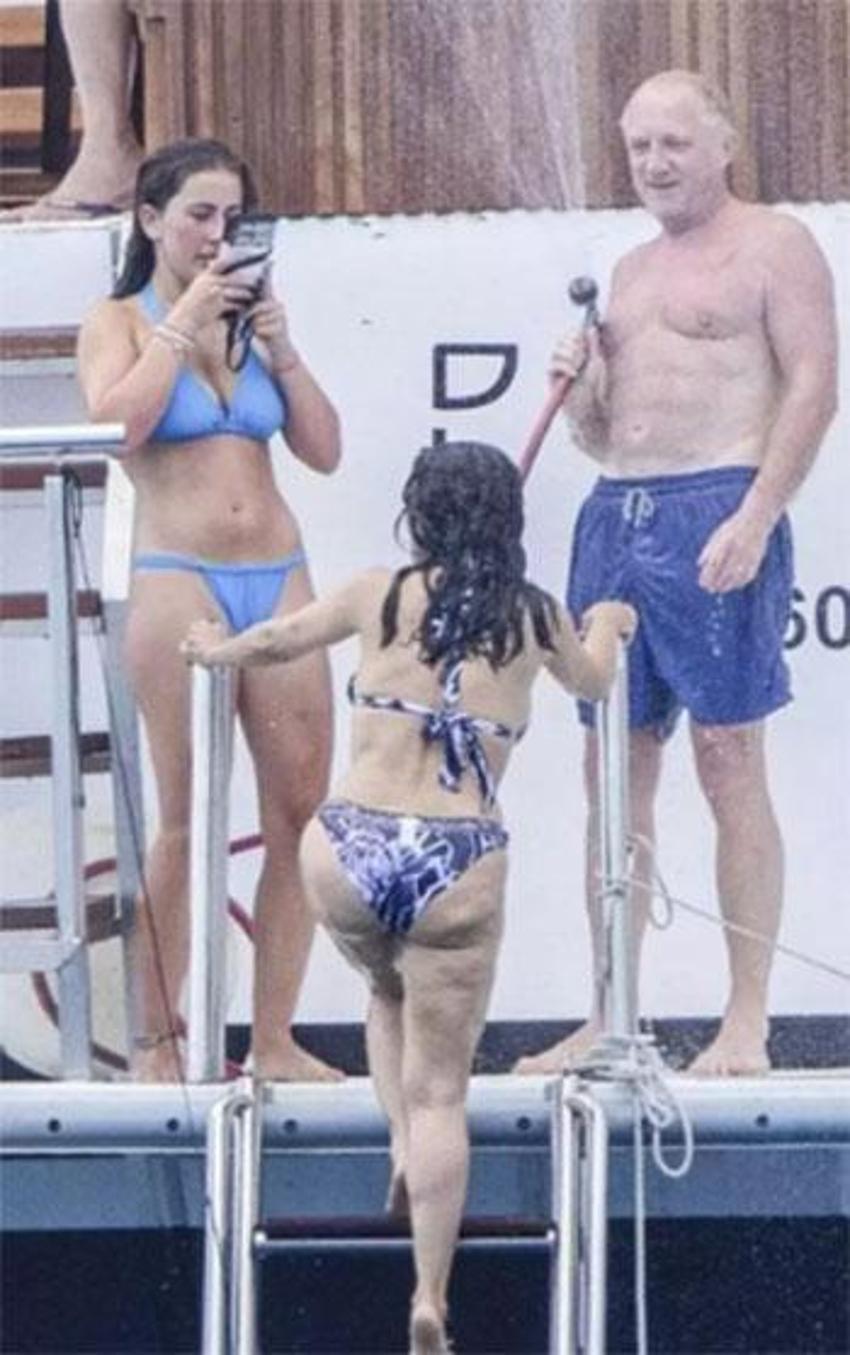 Salma Hayek'ten 57. yaş gününe özel kareler: Kırmızı bikinisiyle görenleri hayran bıraktı