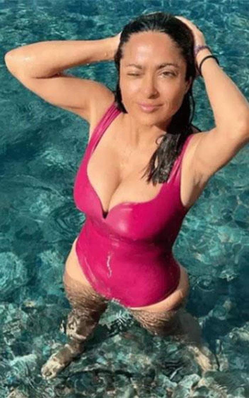 Salma Hayek'ten 57. yaş gününe özel kareler: Kırmızı bikinisiyle görenleri hayran bıraktı