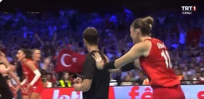 Zehra Güneş sevinci abarttı, Santarelli'ye vurdu! Şampiyonluk sevincinde güldüren anlar