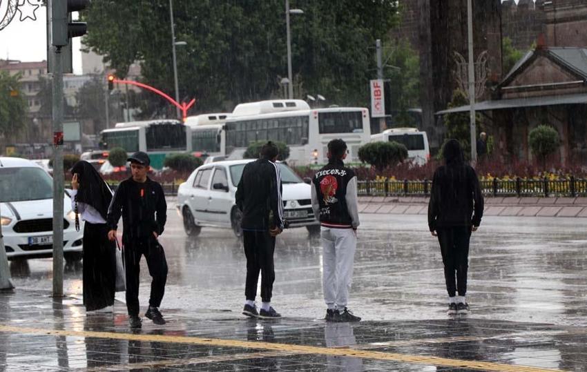Meteoroloji'den yağmur alarmı verildi! İstanbul dahil 10 ili vuracak, işte son hava durumu raporu