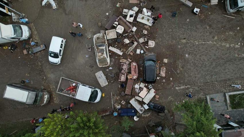 İstanbul sele teslim oldu! Sokaklar göle döndü, acı haberler peş peşe geldi