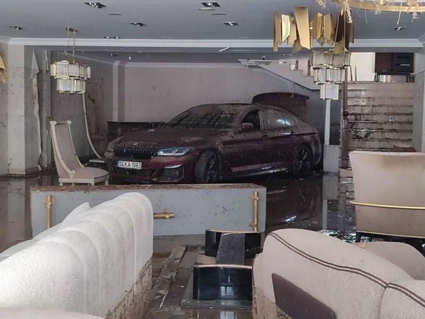 İstanbul sele teslim oldu! Sokaklar göle döndü, acı haberler peş peşe geldi